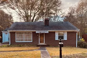 1117 N Woodleigh Cir, Reidsville, NC 27320 - Photo 1