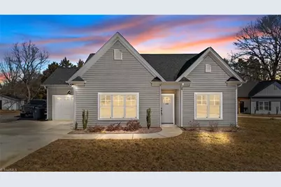372 W Lee Avenue, Yadkinville, NC 27055 - Photo 1
