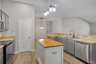 5911 Ashton Woods Cir, Milton, FL 32570 - Photo 9