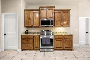 6096 Winchester Cir, Milton, FL 32570 - Photo 5