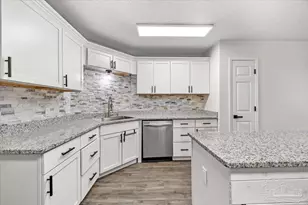 3905 Deerwood Cir, Pace, FL 32571 - Photo 15