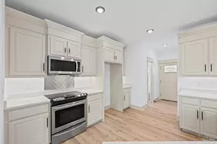 1045 Magnolia Ln, Gulf Breeze, FL 32563 - Photo 11