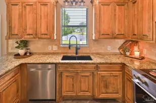 7432 San Ramon Dr, Milton, FL 32583 - Photo 13