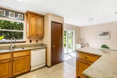 1370 Bayshore Ct, Gulf Breeze, FL 32563 - Photo 13