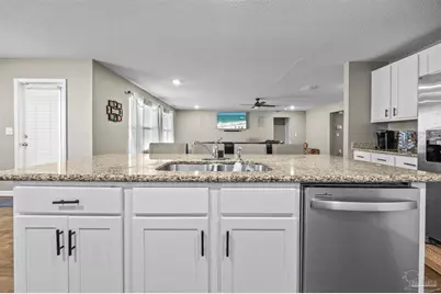5560 Guinevere Ln, Milton, FL 32583 - Photo 7