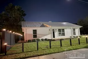 31 W Cottage St, Century, FL 32535 - Photo 1