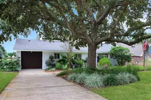 131 Shoreline Dr, Gulf Breeze, FL 32561 - Photo 1