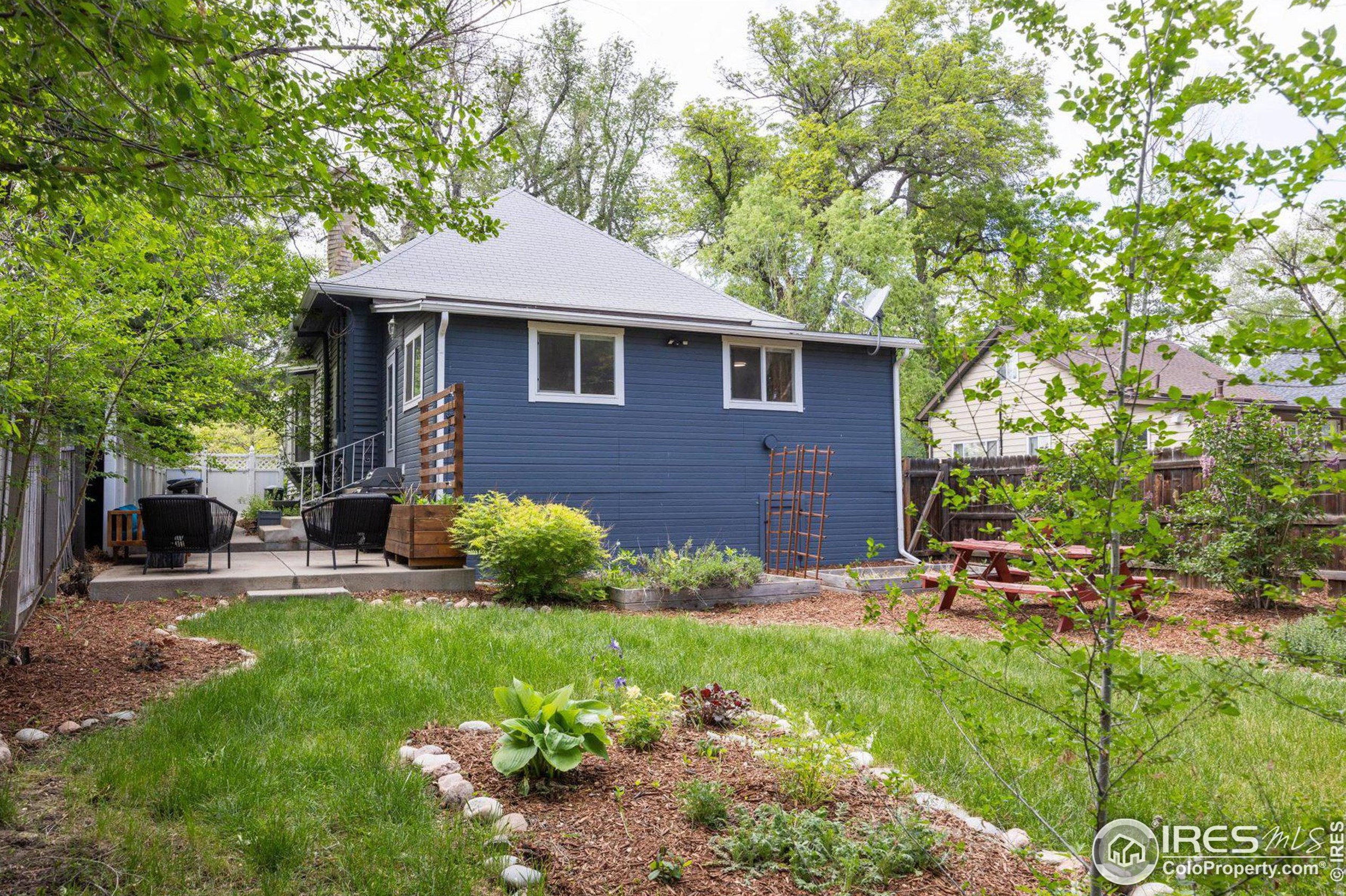 330 Collyer St, Longmont CO  80501-5519 exterior