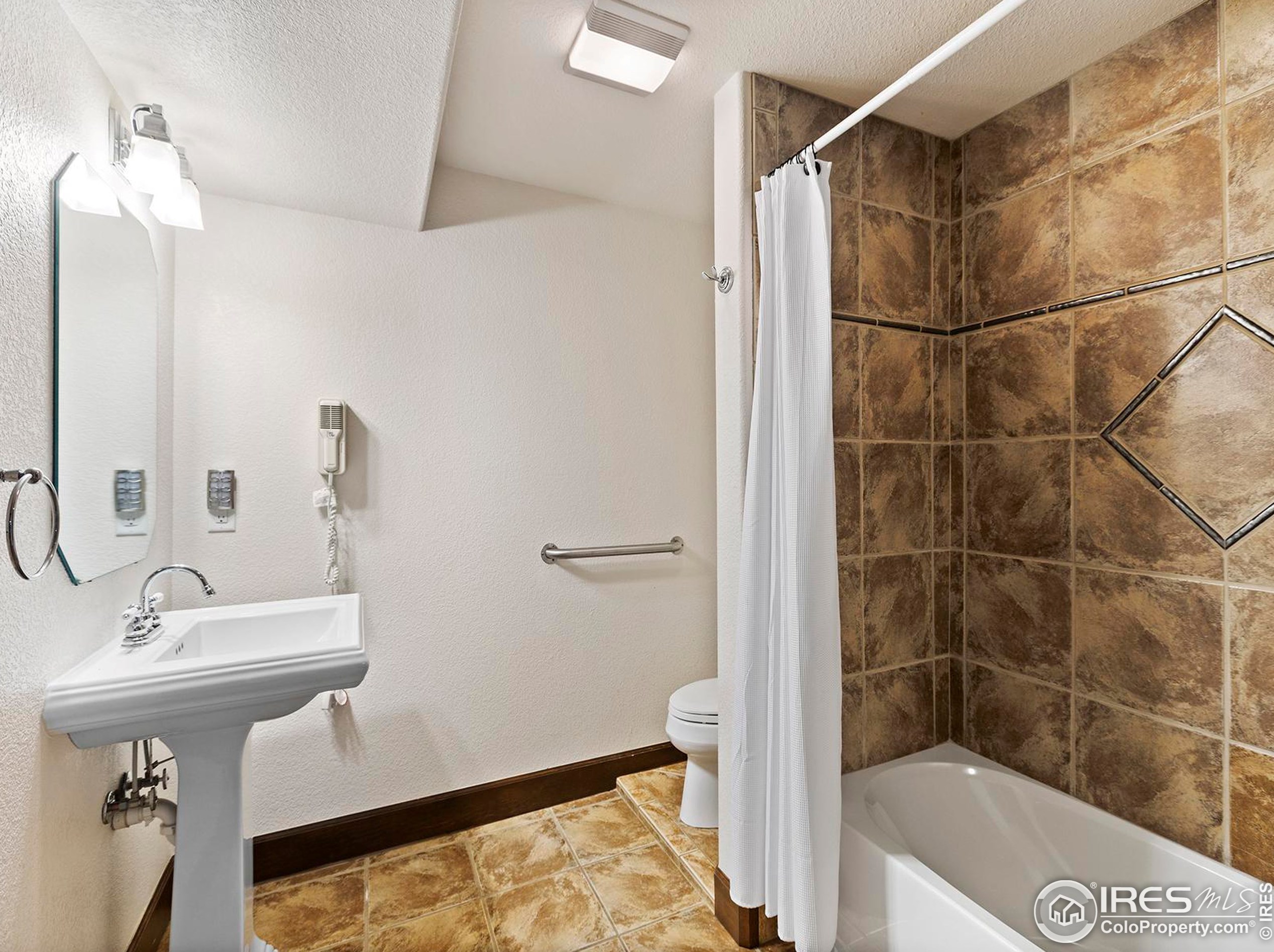 5223 Paradise Ln, Fort Collins CO  80526-4324 exterior