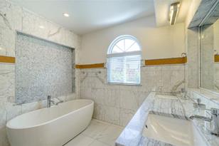 2520 Tami Sola St, Sarasota, FL 34237 - Photo 27