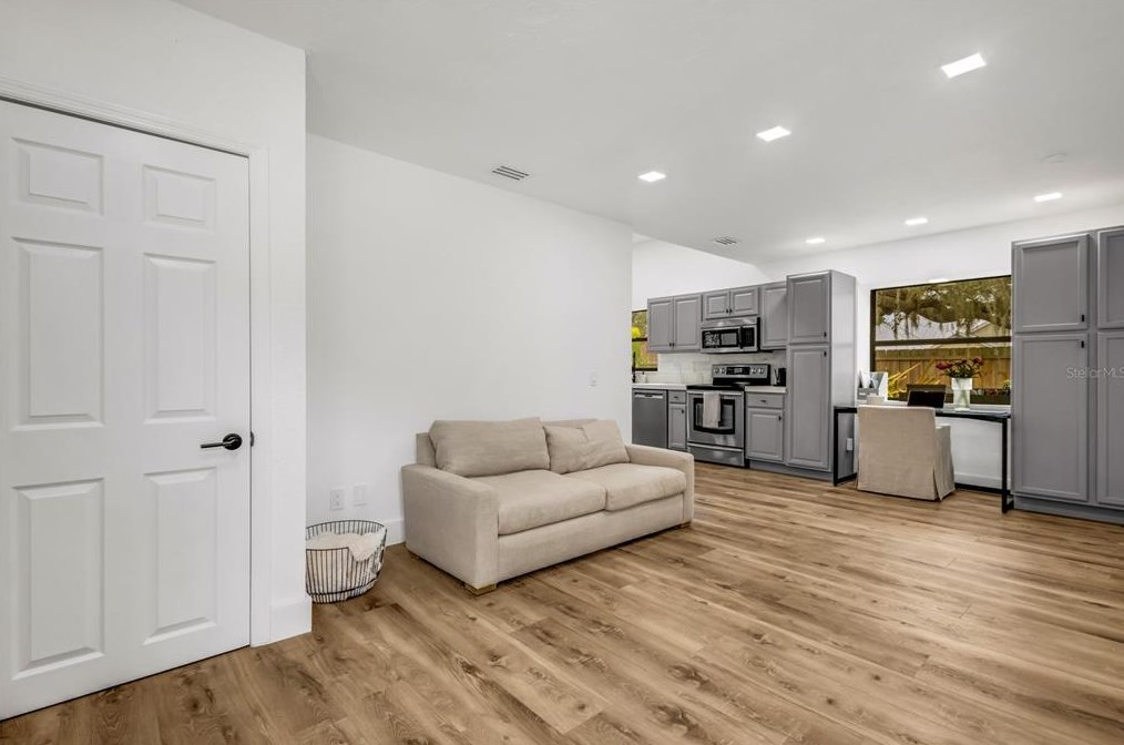 4912 80th Avenue Cir, Sarasota FL  34243-4915 exterior