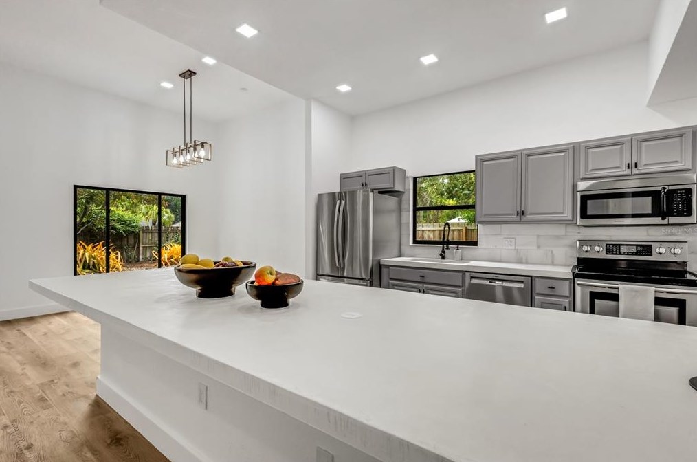 4912 80th Avenue Cir, Sarasota FL  34243-4915 exterior