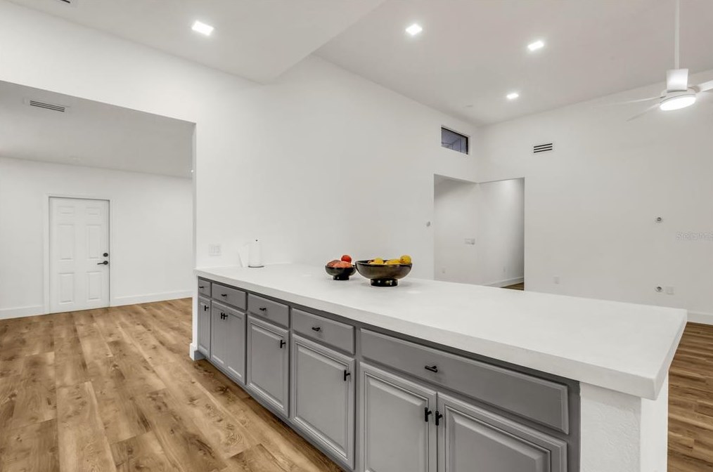 4912 80th Avenue Cir, Sarasota FL  34243-4915 exterior