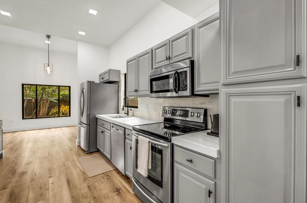 4912 80th Avenue Cir, Sarasota FL  34243-4915 exterior