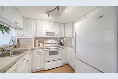 4616 Ringwood Meadow #20, Sarasota, FL 34235 - Photo 9