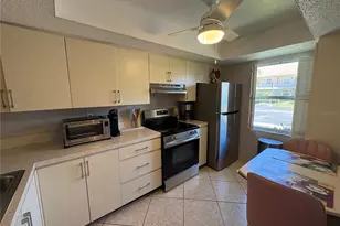 2666 Woodgate Ln, Sarasota, FL 34231 - Photo 3