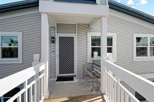 1373 Siesta Bayside Dr, Sarasota, FL 34242 - Photo 5