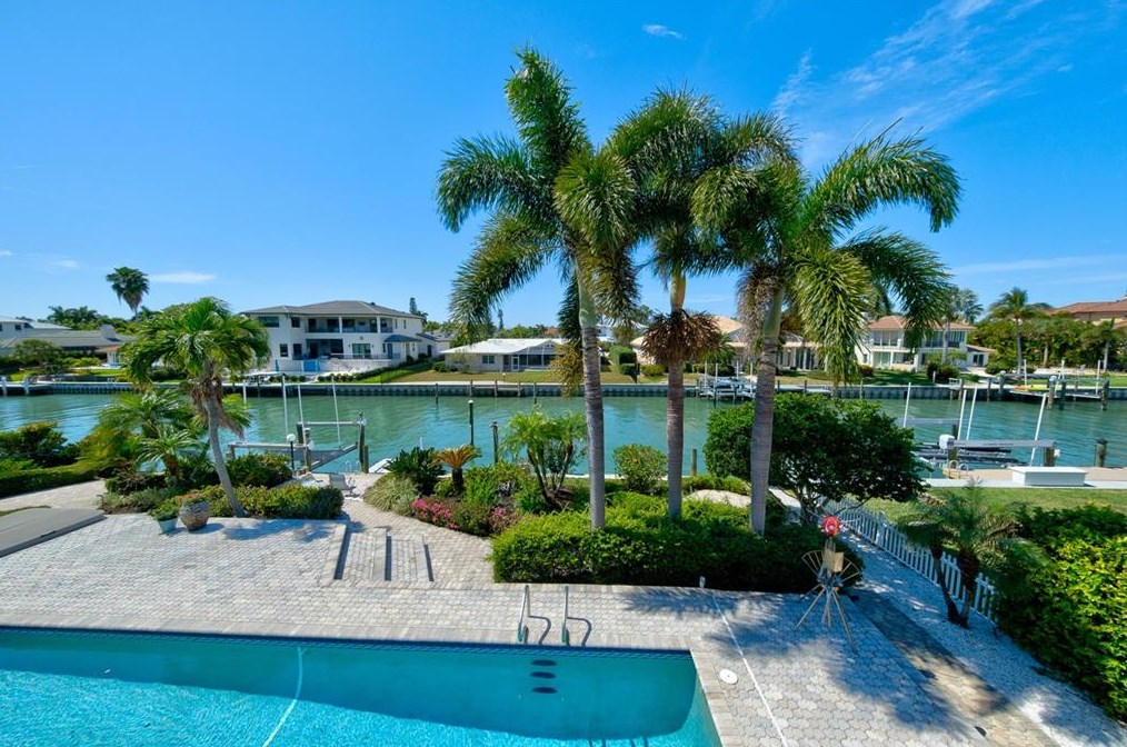 414 Mdw Lark Dr, Sarasota FL 34236-1902 exterior