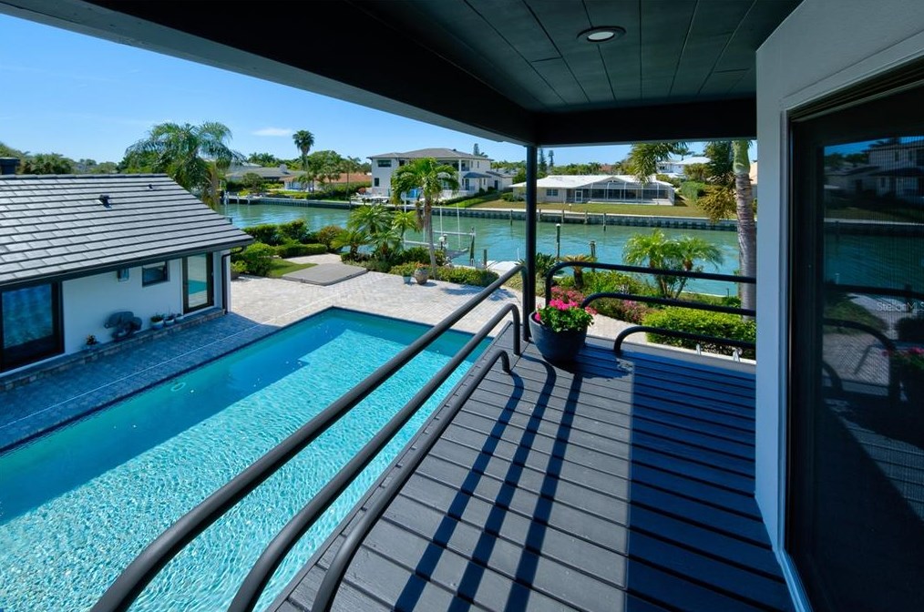 414 Mdw Lark Dr, Sarasota FL 34236-1902 exterior