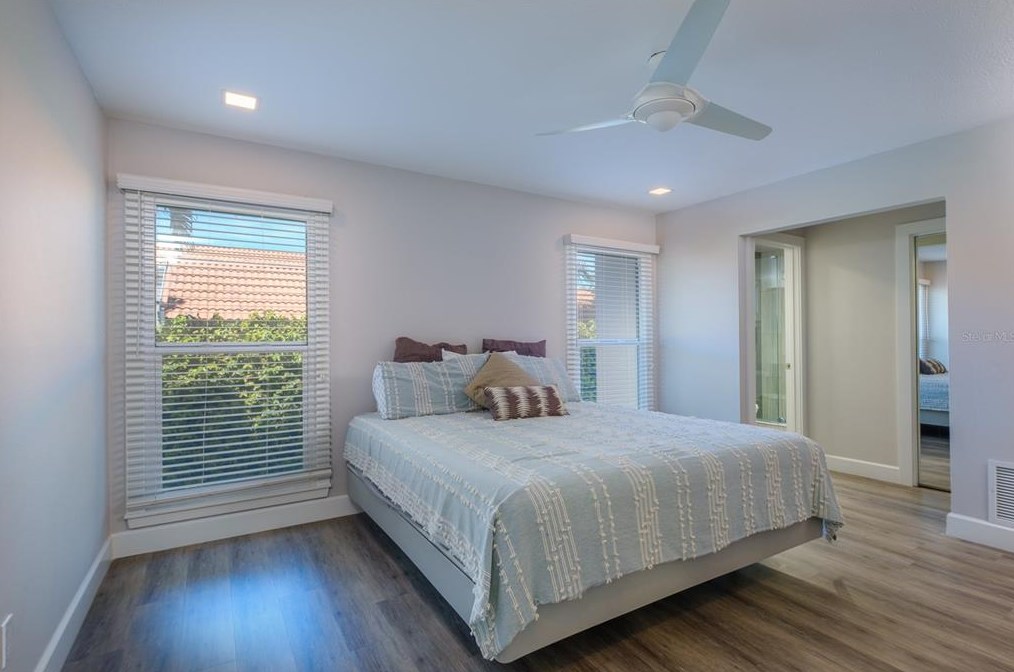 414 Mdw Lark Dr, Sarasota FL 34236-1902 exterior