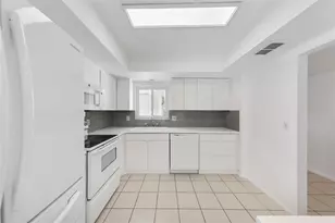 3915 Schwalbe Dr, Sarasota, FL 34235 - Photo 7