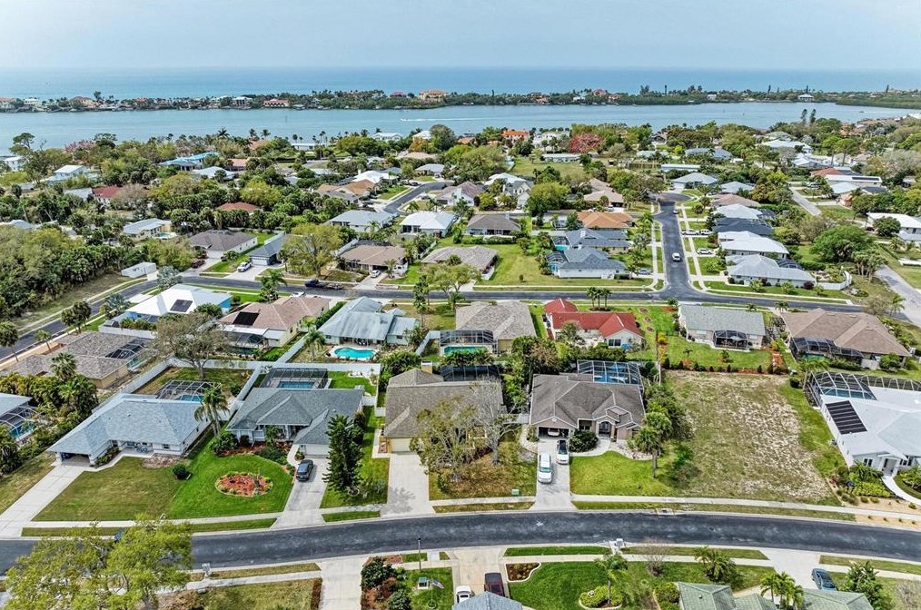 307 Bayside Pkwy, Nokomis FL 34275-3428 exterior