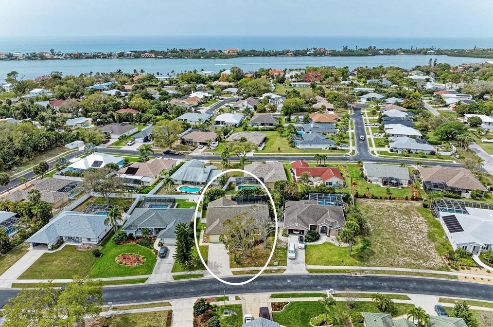 307 Bayside Pkwy, Nokomis FL 34275-3428 exterior