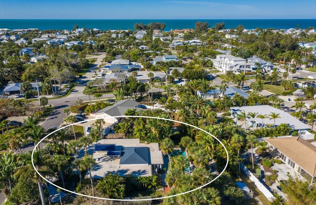 504 71 St, Bradenton Beach FL  34217-1103 exterior