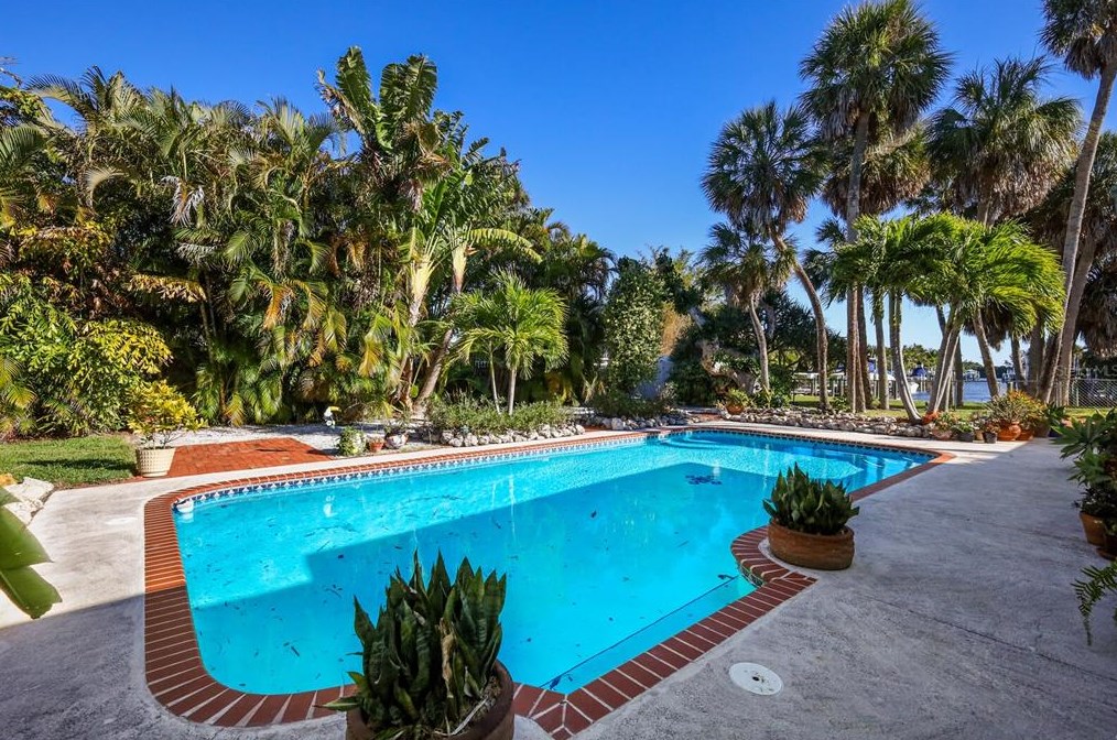 504 71 St, Bradenton Beach FL  34217-1103 exterior