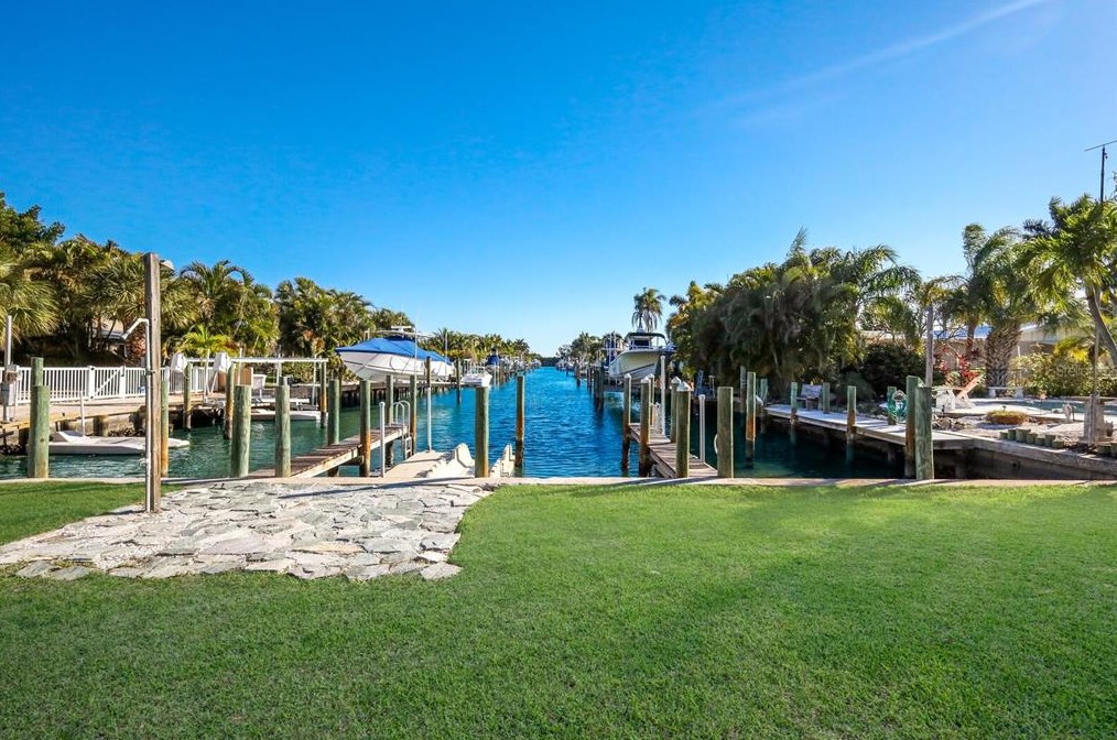 504 71 St, Bradenton Beach FL  34217-1103 exterior