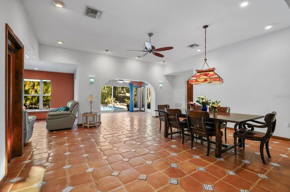504 71 St, Bradenton Beach FL  34217-1103 exterior
