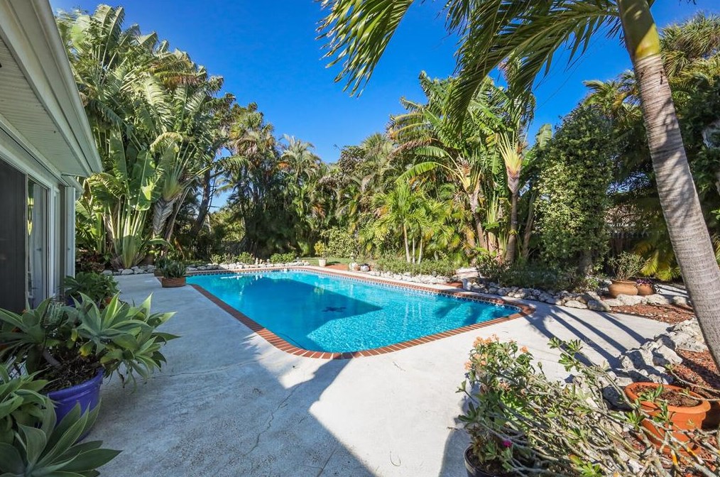 504 71 St, Bradenton Beach FL  34217-1103 exterior