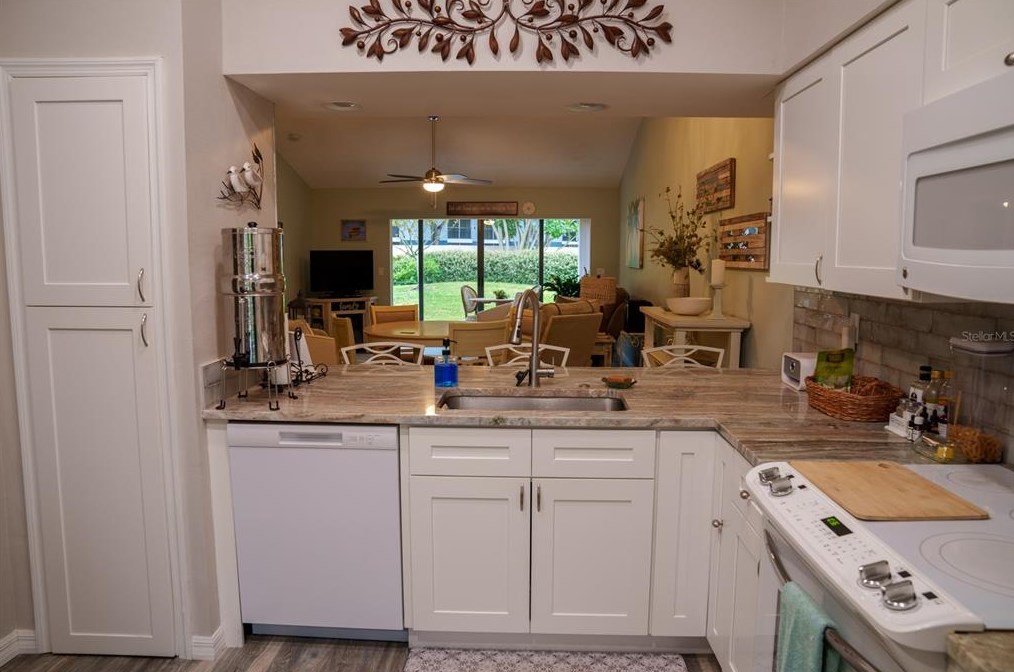 5958 Clubside Dr, Sarasota FL 34243-3165 exterior