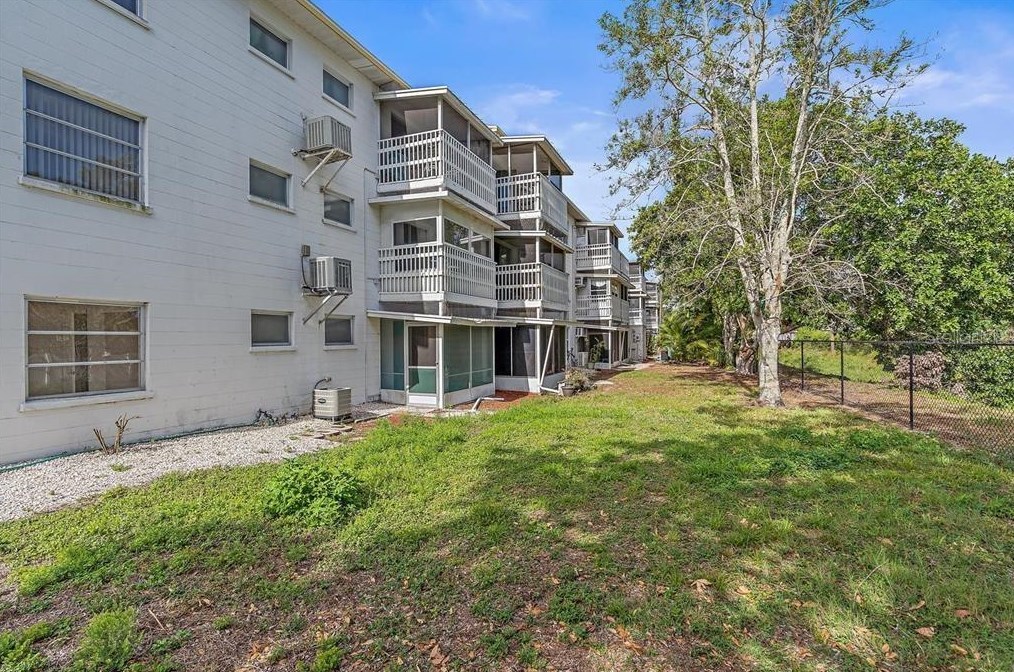 1593 Leisure Dr, Bradenton FL  34207-4666 exterior