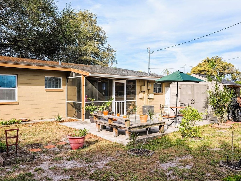 2068 Garden Ln, Bradenton FL  34207-8553 exterior