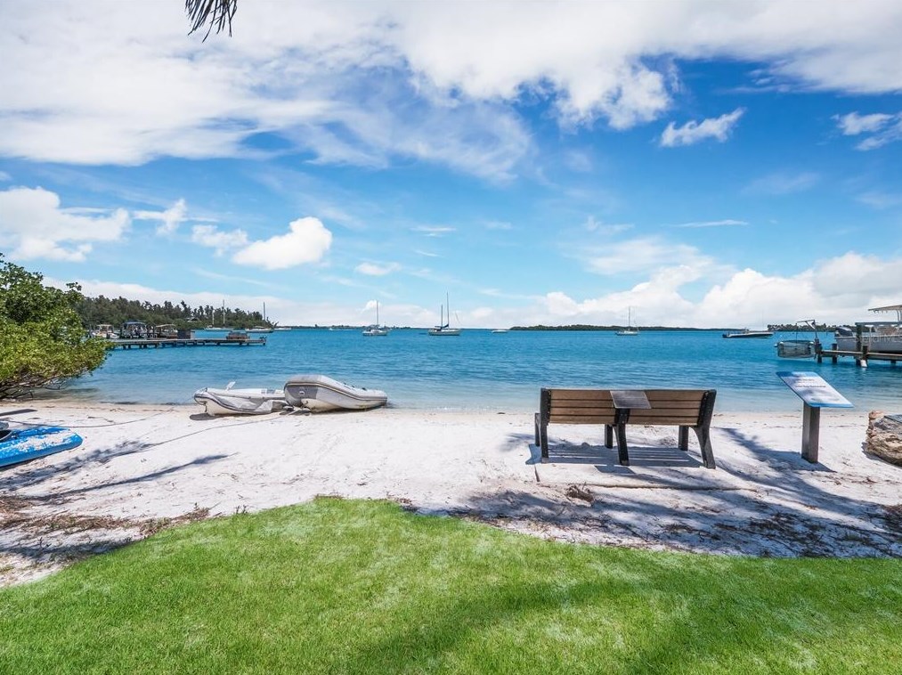 680 Fox St, Longboat Key FL 34228-1020 exterior