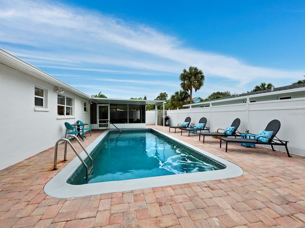 680 Fox St, Longboat Key FL 34228-1020 exterior