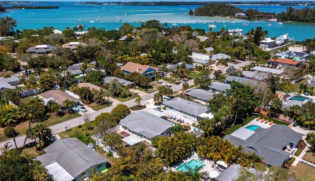 680 Fox St, Longboat Key FL 34228-1020 exterior