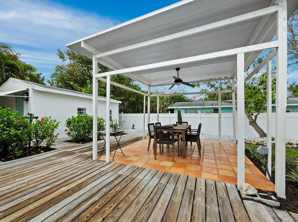 680 Fox St, Longboat Key FL 34228-1020 exterior