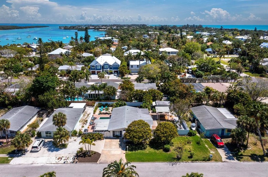 680 Fox St, Longboat Key FL 34228-1020 exterior