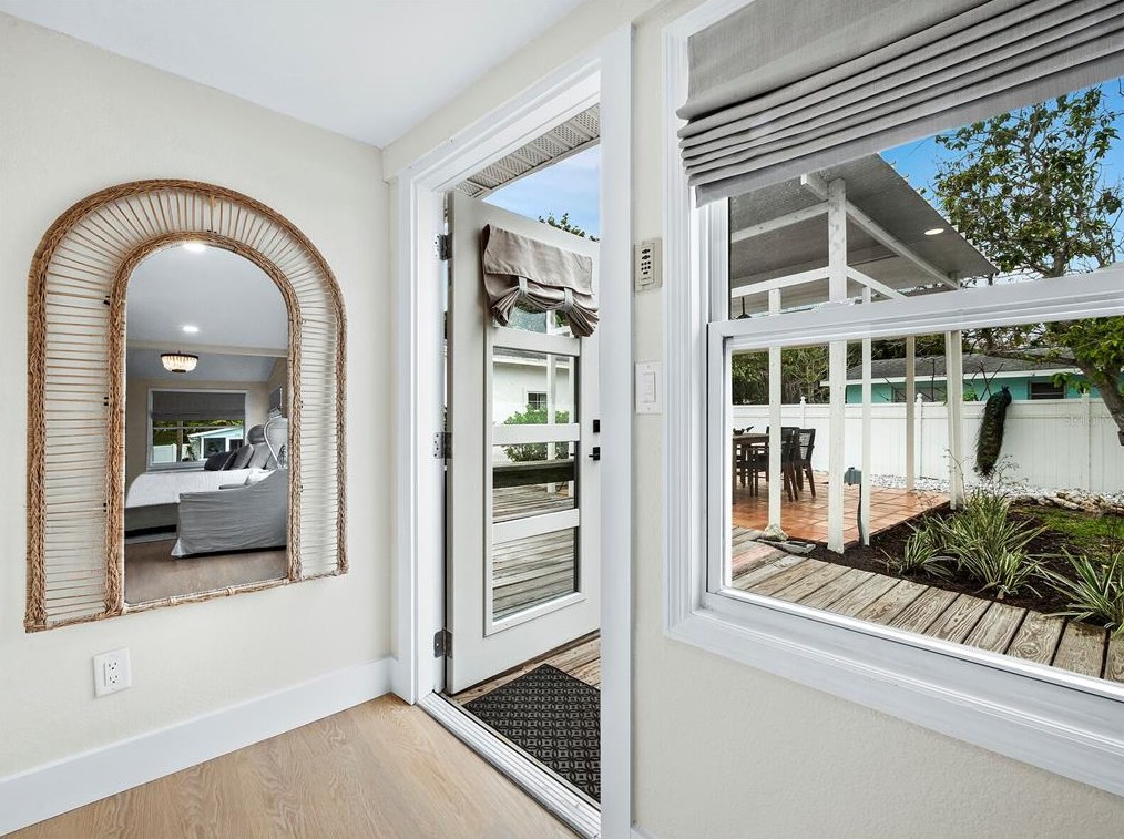 680 Fox St, Longboat Key FL 34228-1020 exterior