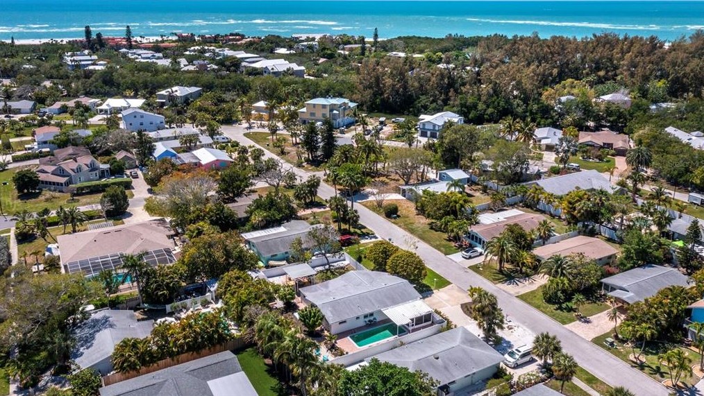 680 Fox St, Longboat Key FL 34228-1020 exterior