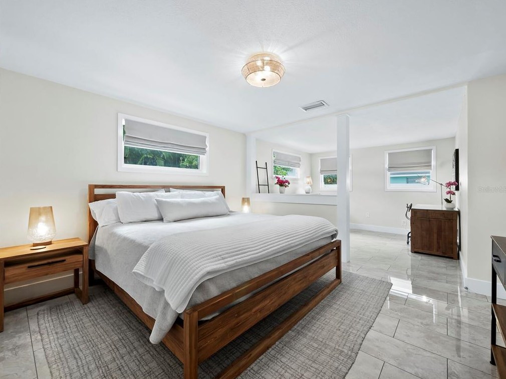 680 Fox St, Longboat Key FL 34228-1020 exterior