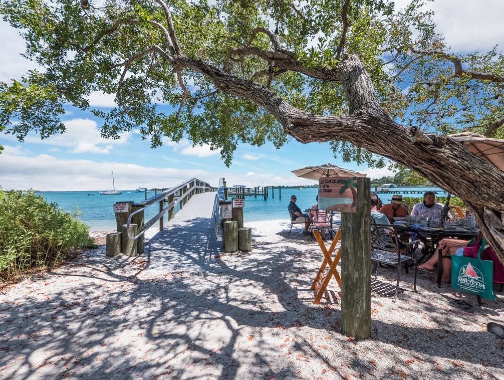 680 Fox St, Longboat Key FL 34228-1020 exterior