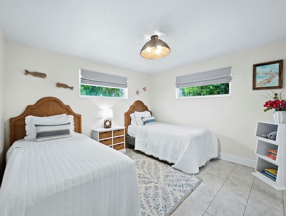 680 Fox St, Longboat Key FL 34228-1020 exterior