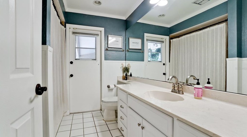 5346 Dominica Cir, Sarasota FL  34233-3817 exterior