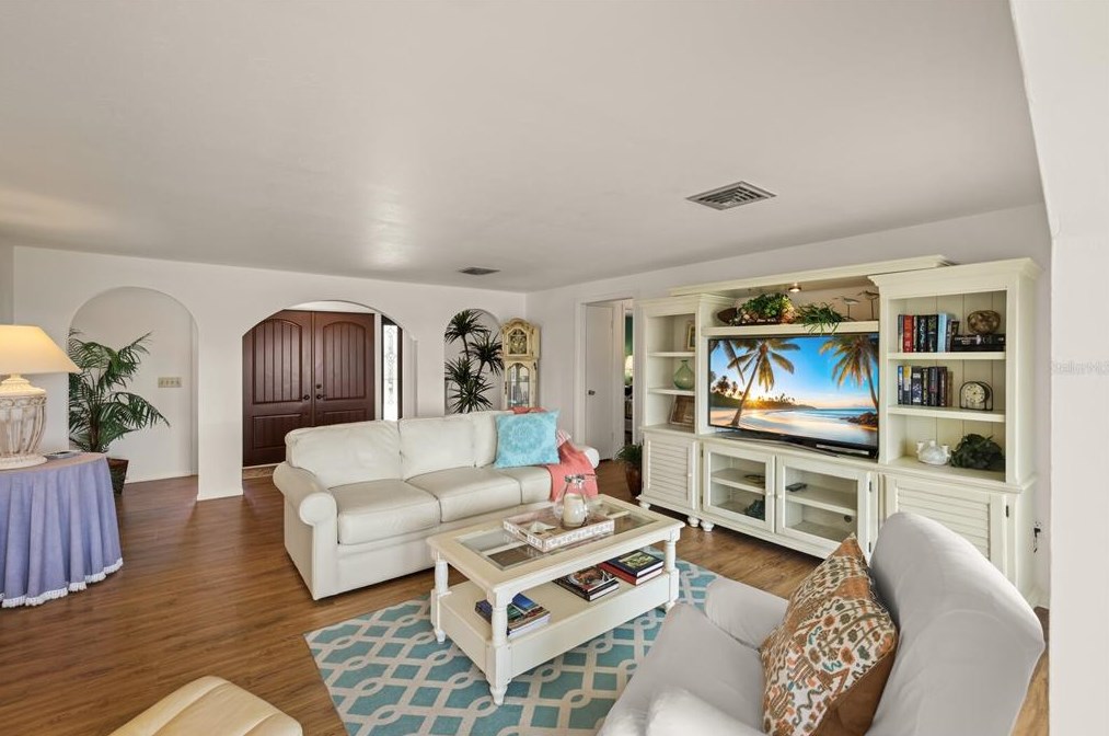 608 Foxworth Ln, Bradenton Beach FL  34217-1221 exterior