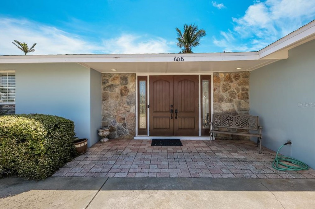 608 Foxworth Ln, Bradenton Beach FL  34217-1220 exterior