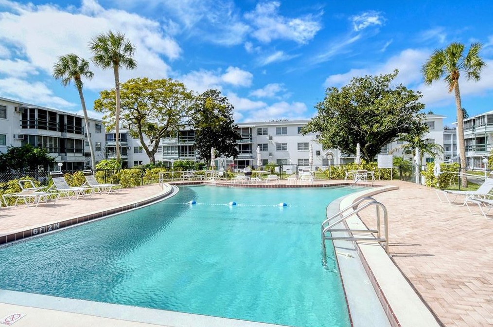 2335 Canal Dr, Bradenton FL  34207-6508 exterior