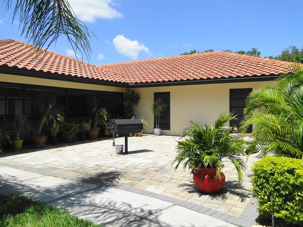 5673 Gardens Dr, Sarasota FL  34243-3012 exterior